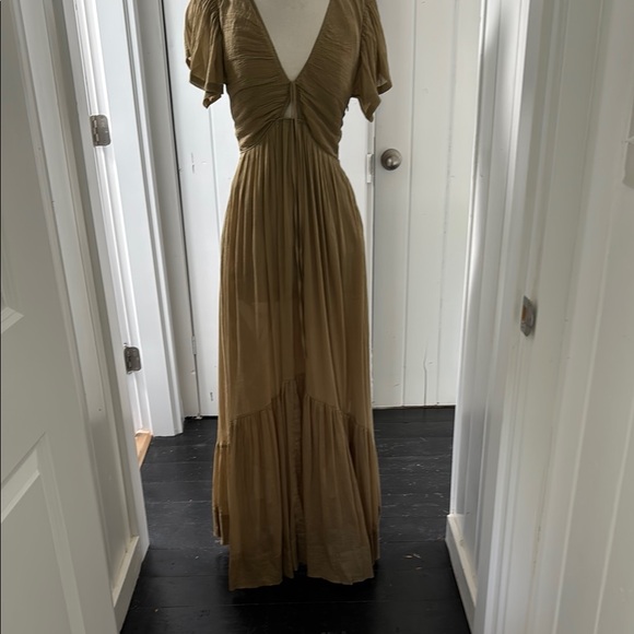 Stunning Isabel Marant, nwt, Summer 2025Sage/olive green silk maxi dress - mordernwear.com Stunning Isabel Marant, nwt, Summer 2025Sage/olive green silk maxi dress - mordernwear.com